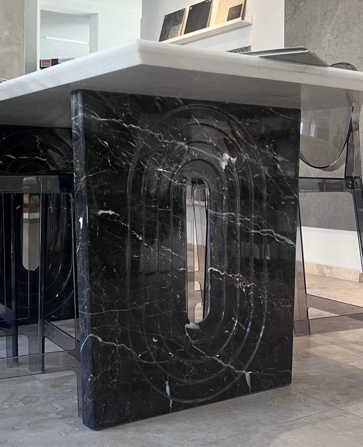 Stół ze spieku czy kamienia naturalnego? Design, materiał i frezowane detale